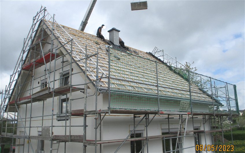 Der Dachdeckerbetrieb beginnt mit der Dacheindeckung. 
