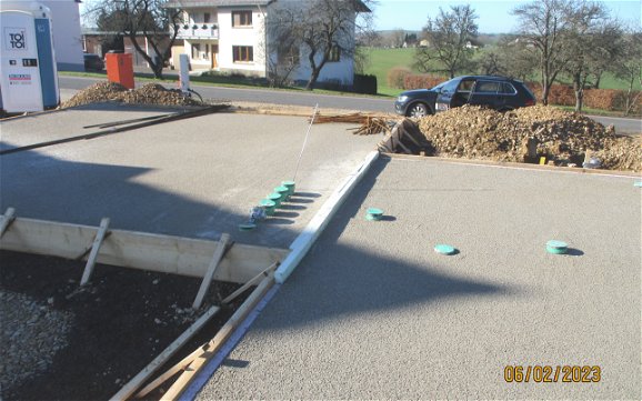 Die Schalung begrenzt die Bodenplatte während des Betonierens auf dessen Größe und verhindert ein Auslaufen des Betons.