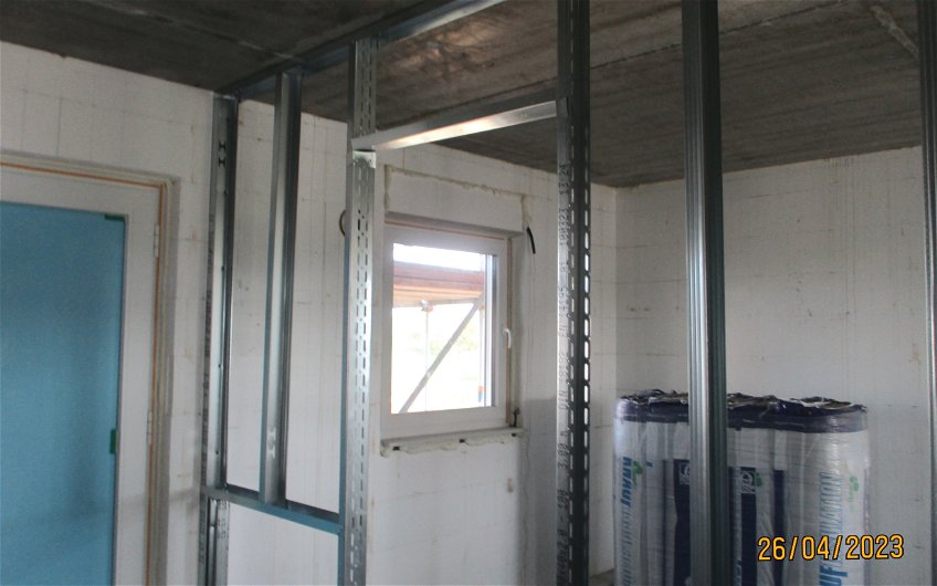 Die raumbegrenzende Konstruktion der Metallständerwände erfolgt zu Beginn des Innenausbaus. 