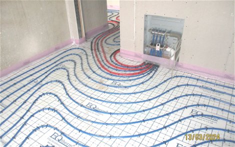 Der Heizkreisverteiler ist ein Bauteil der Fußbodenheizung und wird zur Wärmeverteilung benötigt.