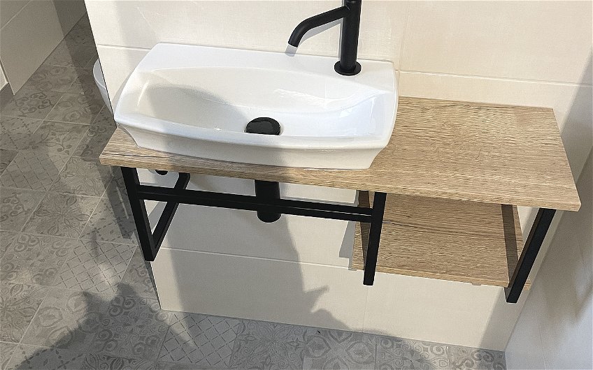 Das eckige Design mit schmalen Rand hebt die Optik im besonders platzsparenden Waschbereich des Gäste-WCs.