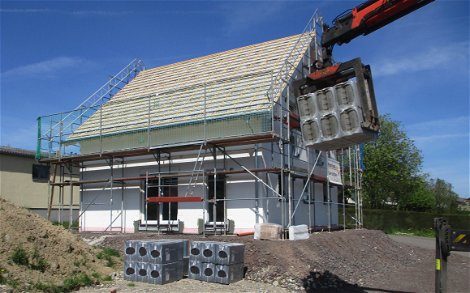 Nachdem das Dachmaterial angeliefert wurde, konnten die Arbeiten am Dach ausgeführt werden.