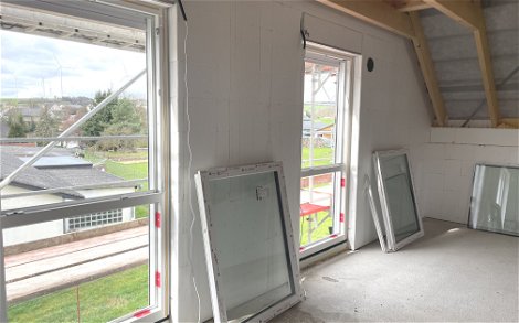 Auf der Baustelle konnten die Fenster angeliefert werden.