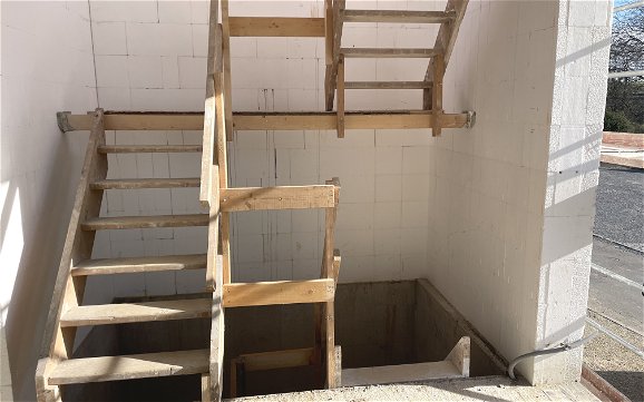 Mit dem Einbau der Rohbautreppe wird der Zugang zu jedem Geschoss während der Bauphase erleichtert. 