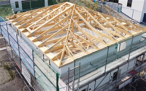 Traditioneller Baustoff für die Dachkonstruktion ist Holz!