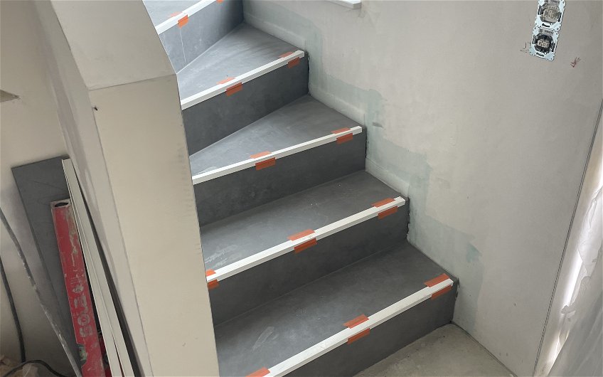 Empfohlen werden Fliesen mit hoher Abriebfestigkeit auf Treppenstufen, außerdem sollten sie rutschfest sein.