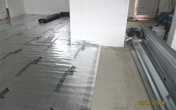 Folie schützt die Bodenplatte gegen aufsteigende Feuchte.