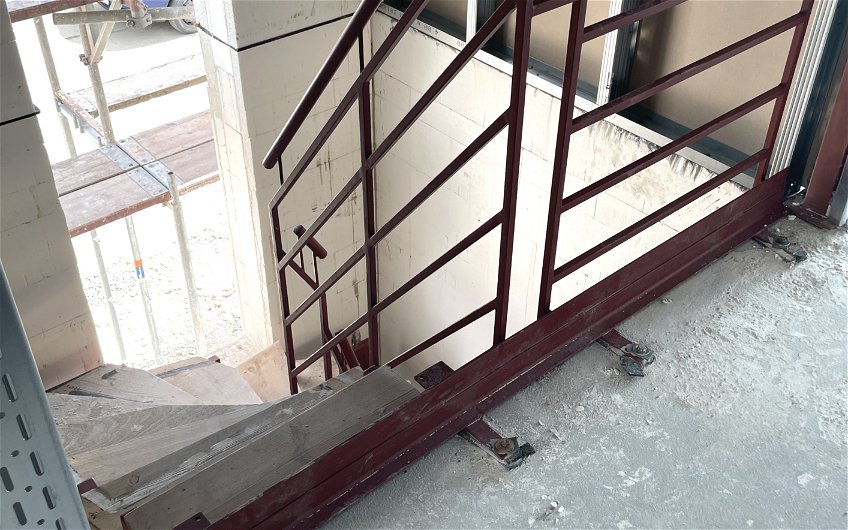 Mit dem Einbau der Rohbautreppe wird der Zugang zum Dachgeschoss während der Bauphase erleichtert.