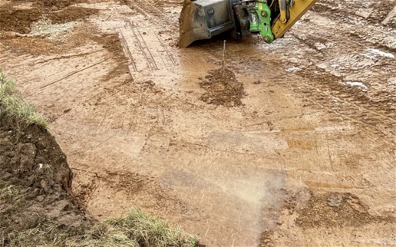 Mit Hilfe mobiler Baugeräte wurde Mutterboden auf dem Grundstück abgetragen.