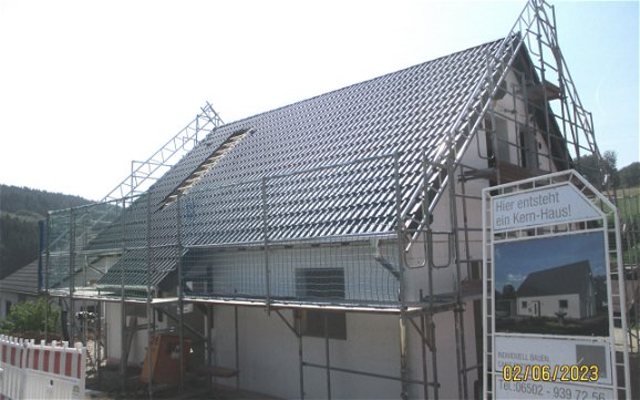 Passend zur Dachform des Kern-Hauses wurden Dachpfannen verlegt und Dachrinnen montiert.