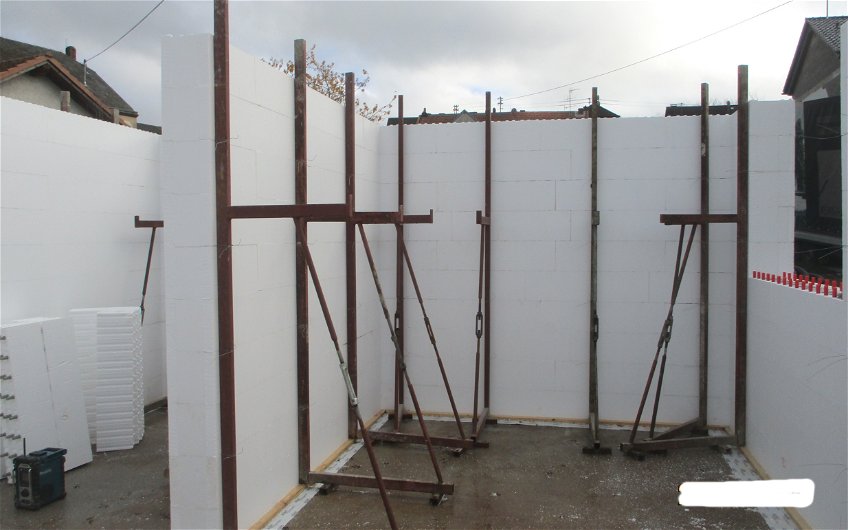 Während des Betonierens stabilisieren Stützen die Wände.
