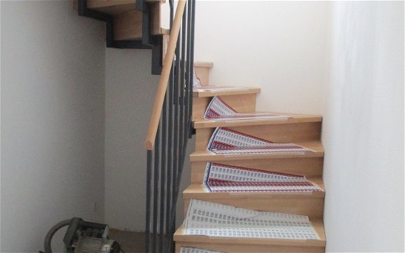 Nachdem das Treppengeländer gestrichen wurde, konnten die Holztreppenstufen sowie das Geländer befestigt werden.