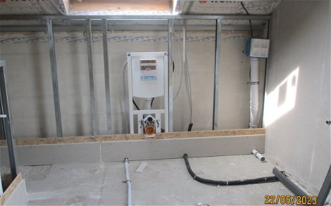 Im Zuge der Sanitär-Rohinstallation erfolgt das Verlegen von Rohren und Leitungen.