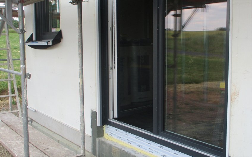 Außen in anthrazit und von innen mit weißen Rahmen wurden die pflegeleichten Fenster eingebaut. 