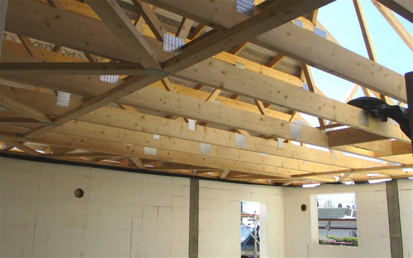 Dachfolie schützt die Holzkonstruktion.