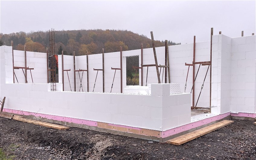 Der Aufbau des Hauses mit dem DuoTherm-Mauerwerk hat begonnen.