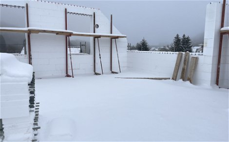 Der Rohbau-umhüllt von Schnee.