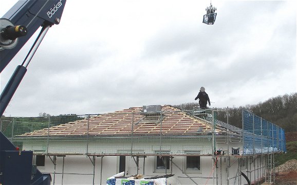 Die Dachsteine für das Kern-Haus werden angeliefert.