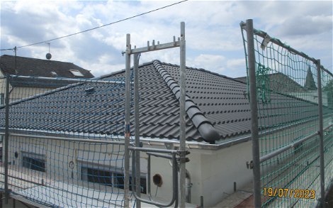 Das Dach wurde mit Braas Dachpfannen gedeckt.