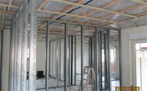 Die raumbegrenzende Konstruktion der Metallständerwände erfolgt in der Bauphase des Innenausbaus.