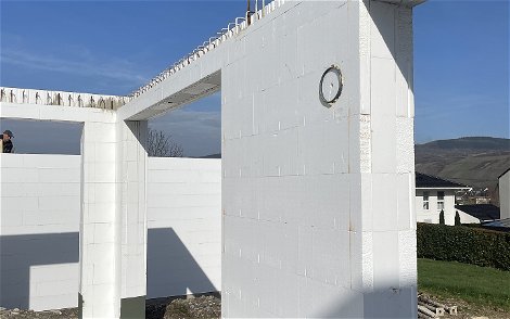 Blick auf die Außenwände! Durch die einzigartige Dämmfähigkeit der innovativen DuoTherm-Bauweise werden Wärmebrücken und Wärmeverluste auf ein Minimum reduziert.