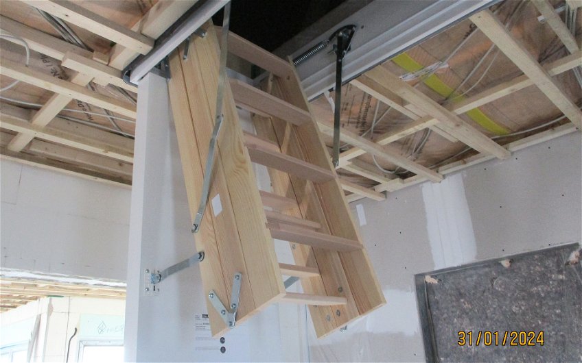 Mit der Anbringung der Dachbodentreppe wird der Zugang zum Dachboden erleichtert.