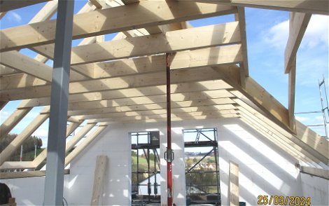 Der Dachstuhl bezeichnet die komplette Konstruktion des Dachtragwerks, das Holztragwerk. Aus seiner Form ergibt sich die Dachform des Kern-Hauses.