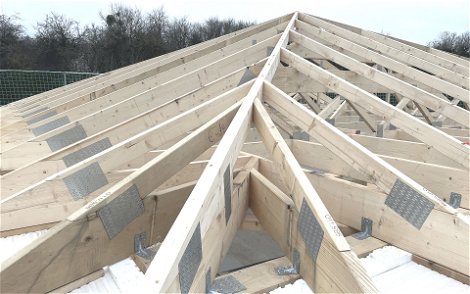 Bei dem Zeltdach laufen insgesamt vier verschiedene Dachflächen in einer Spitze zusammen und sorgen für ein besonders attraktives Aussehen.