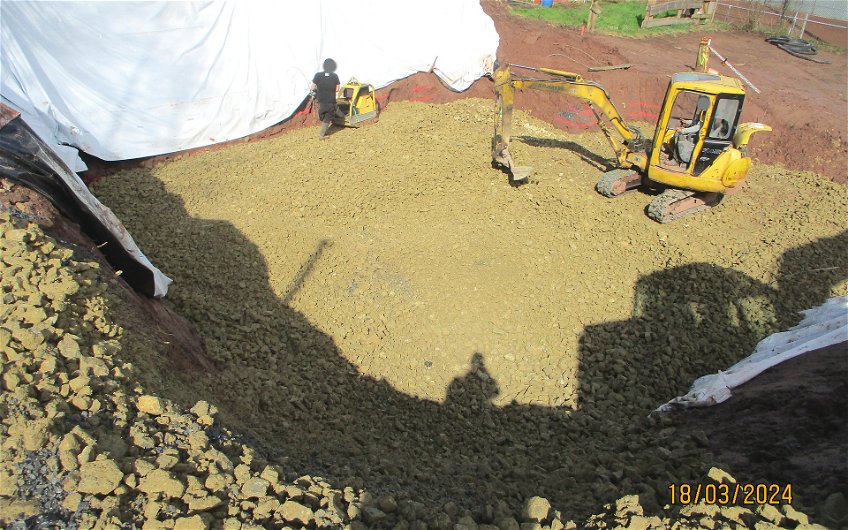 Mit Hilfe mobiler Baugeräte wurde Mutterboden auf dem Grundstück abgetragen.