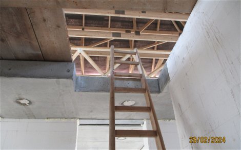 Beim Verlegen der vorgefertigten Betondecke wurde eine Aussparung der Treppenöffnung berücksichtigt.