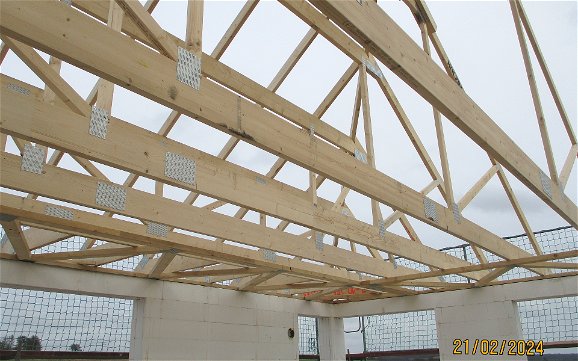 Die Holzkonstruktion des Dachstuhles liegt auf den Außenwänden auf.