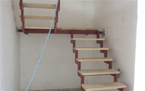 Mit dem Einbau der Rohbautreppe wird ein sicheres Betreten des Dachgeschosses bereits während des Innenausbaus ermöglicht.