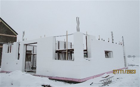 Der plötzliche Wintereinbruch ermöglicht kein Weiterarbeiten auf der Baustelle.